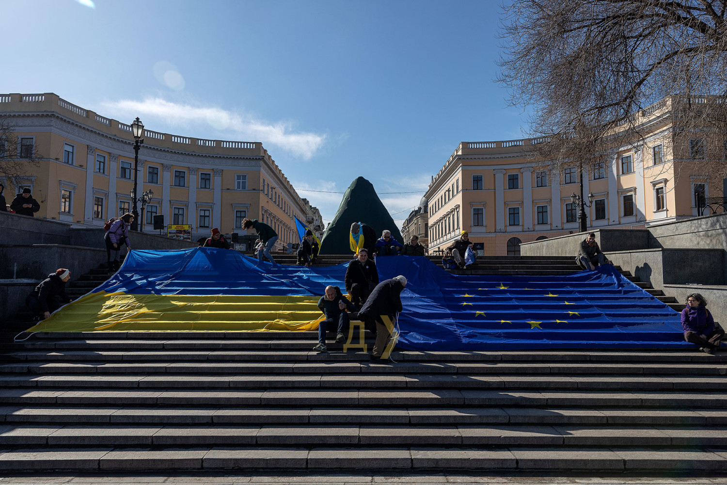 В Одесі розгорнули флаги України та ЄС на річницю вторгнення