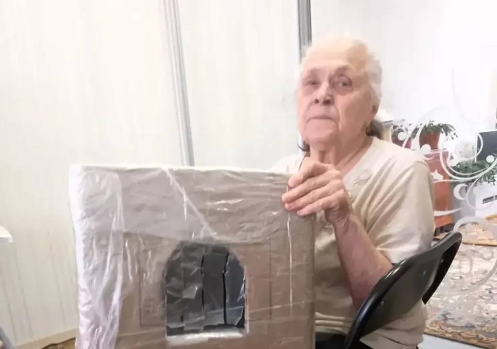 Одеситка виготовляє котячі будиночки, які викидають