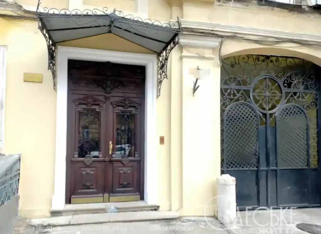 Реставрація історичних дверей у центрі Одеси додає загадку