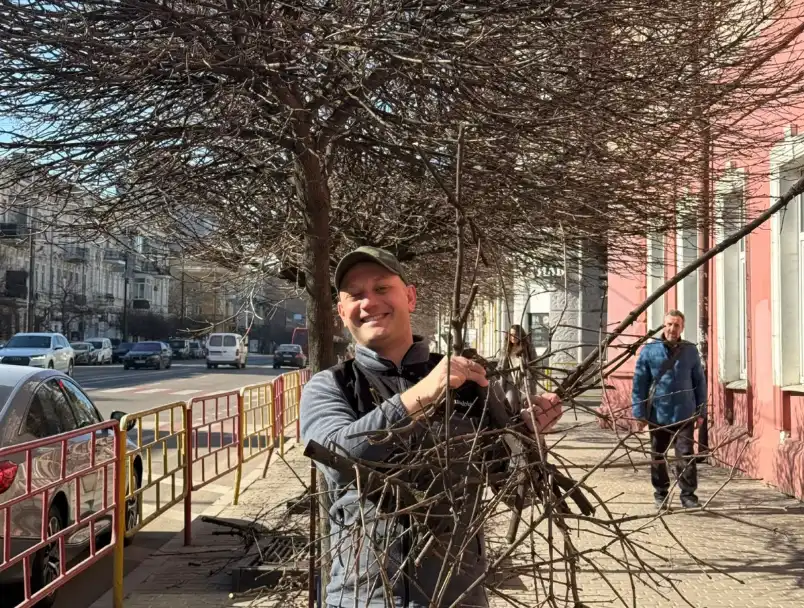 Волонтер із Німеччини підстригає клени в Одесі задля краси міста