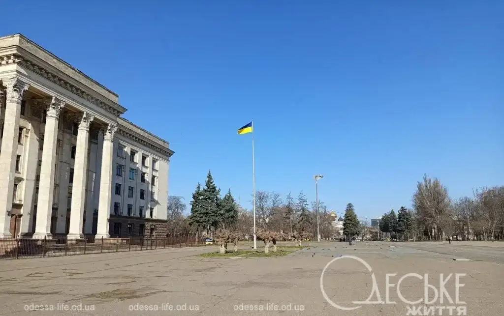 В Одесі замінили зношений прапор на Куликовому полі