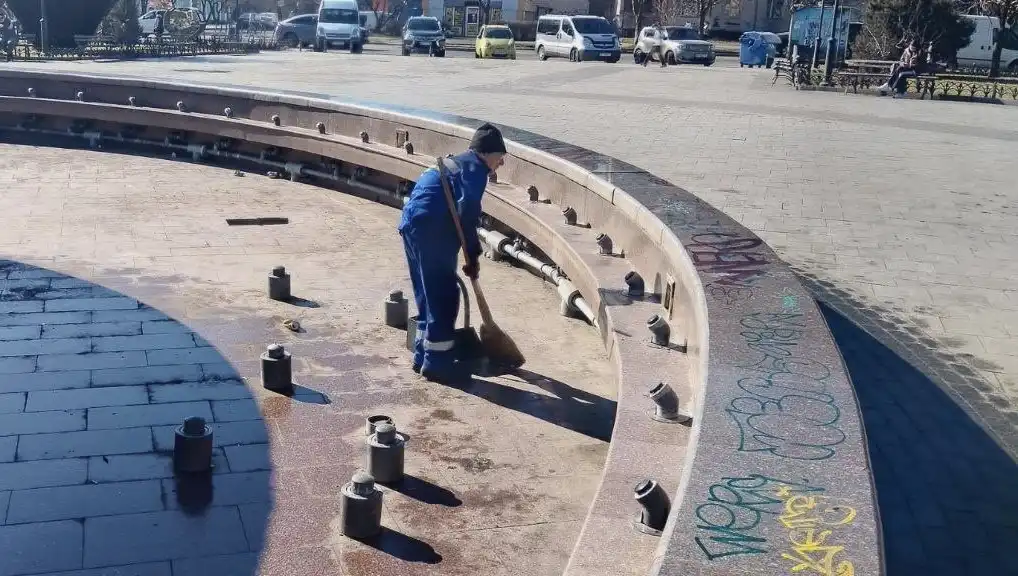 Невідомі вандали розмалювали головний фонтан Одеси