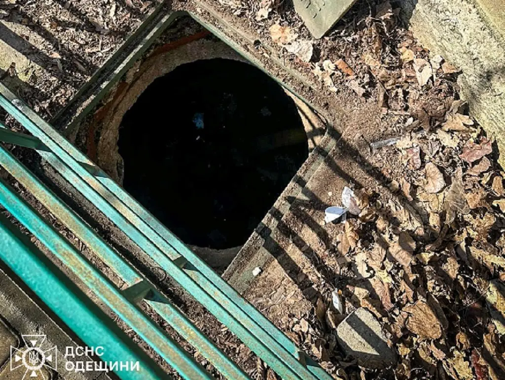 Дворічна дитина в Одесі врятована після падіння в люк