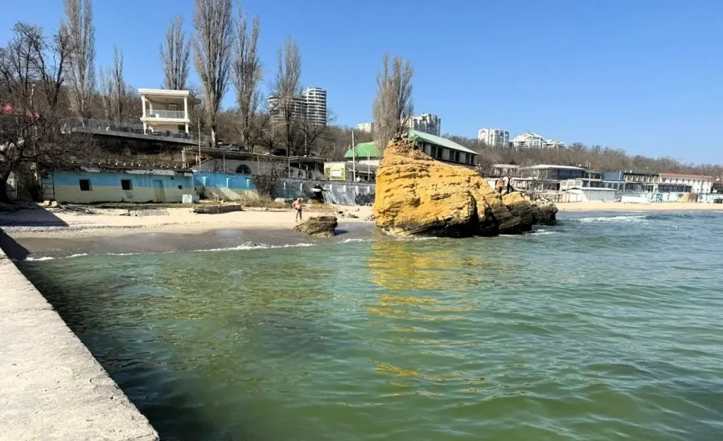 Море в Одесі забарвилося жовтим і пахне олією: загроза для пляжів