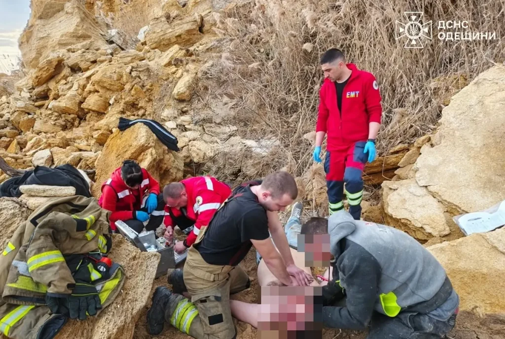 Трагедія під Одесою: двоє чоловіків впали з обриву, один загинув
