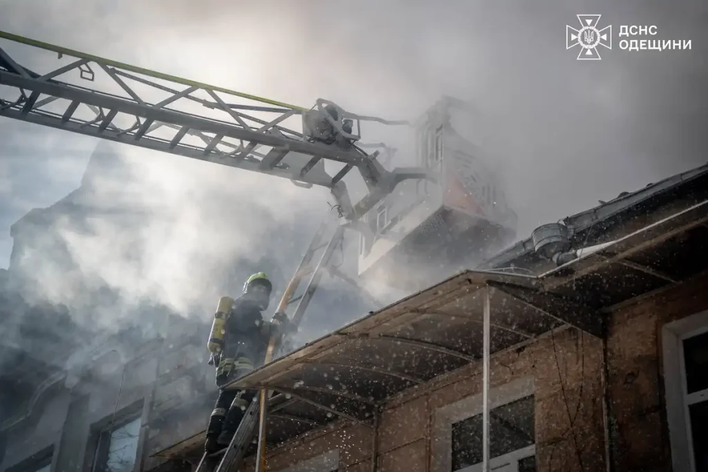 В центрі Одеси загорілося горище житлового будинку: 38 рятувальників на місці