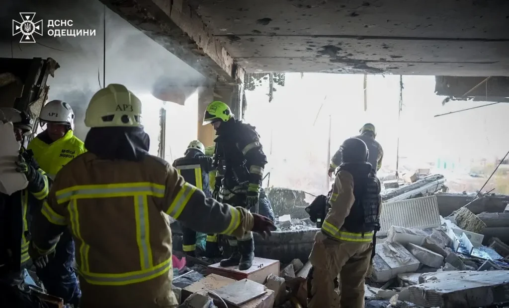 В Одесі ліквідовують наслідки атаки на багатоповерхівку