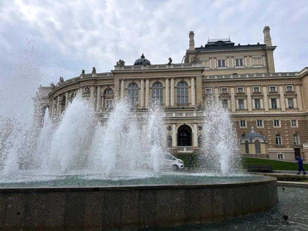 Фонтан на Театральній площі знову радує одеситів