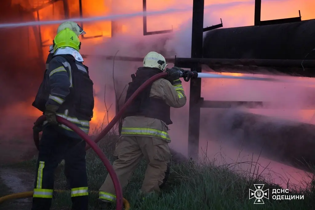 Масштабна пожежа після атаки на Одесу: репортаж від рятувальників