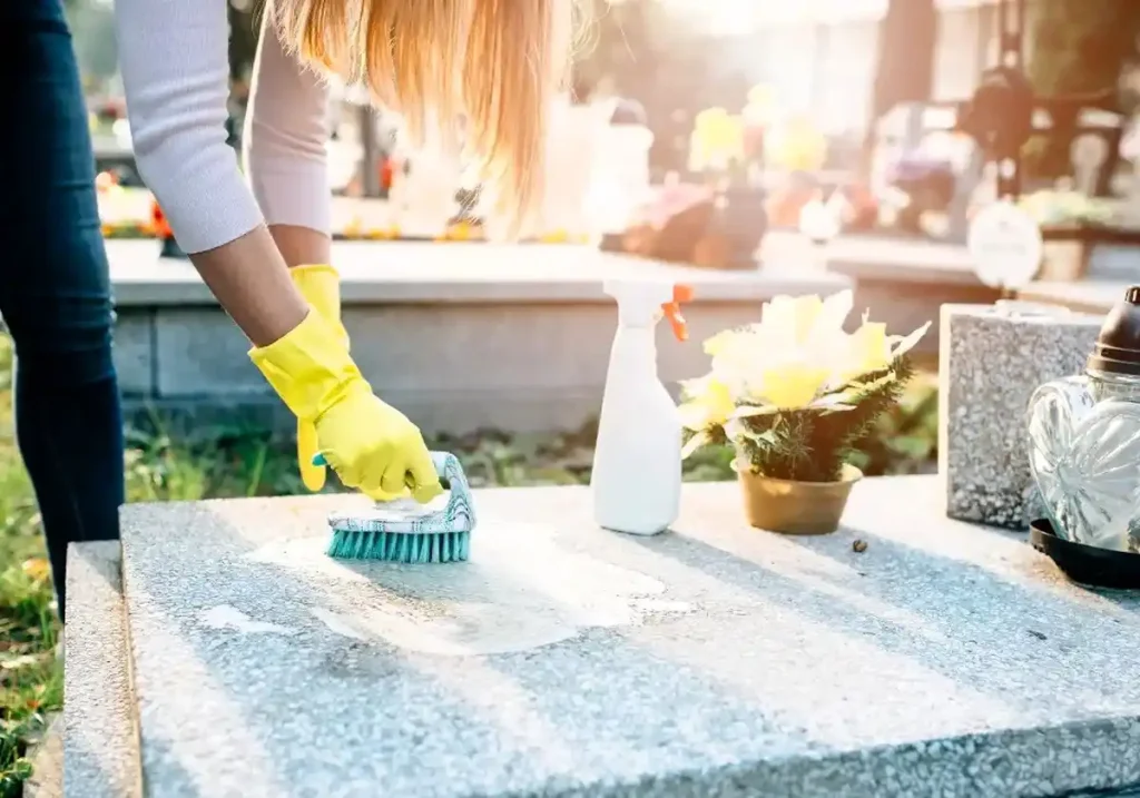 Догляд за могилами: обов'язки комунальників та поради для родичів