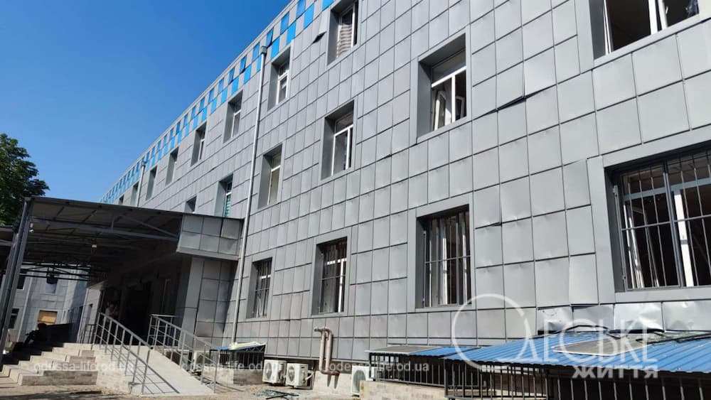 Відновлення пологового будинку №5 в Одесі після атаки