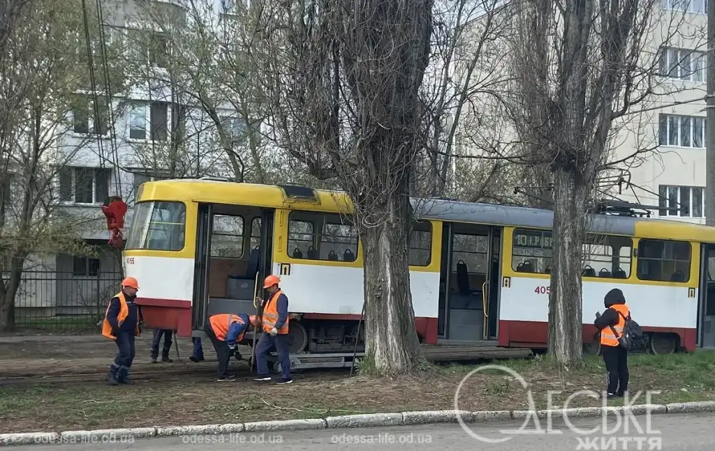 Трамвай зійшов із рейок на Авіаційній вулиці в Одесі