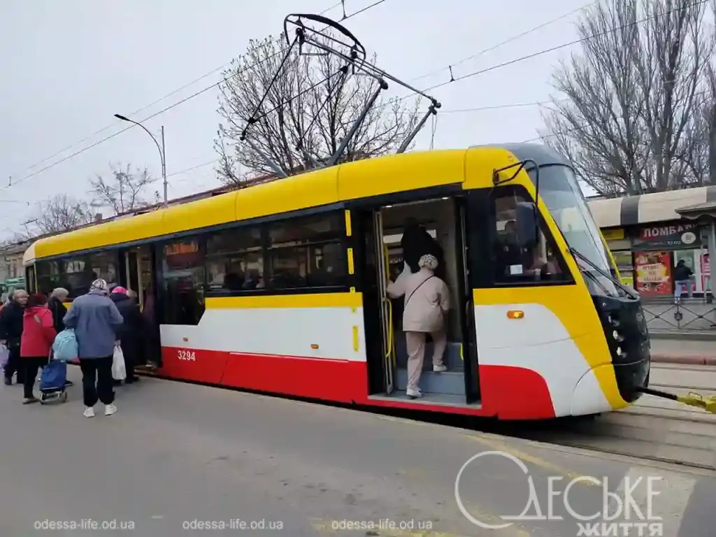 Тимчасова зупинка трамваю №10: Одеса вводить автобуси